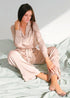 Pijama bohemio Corinne de satén en verde y beige.